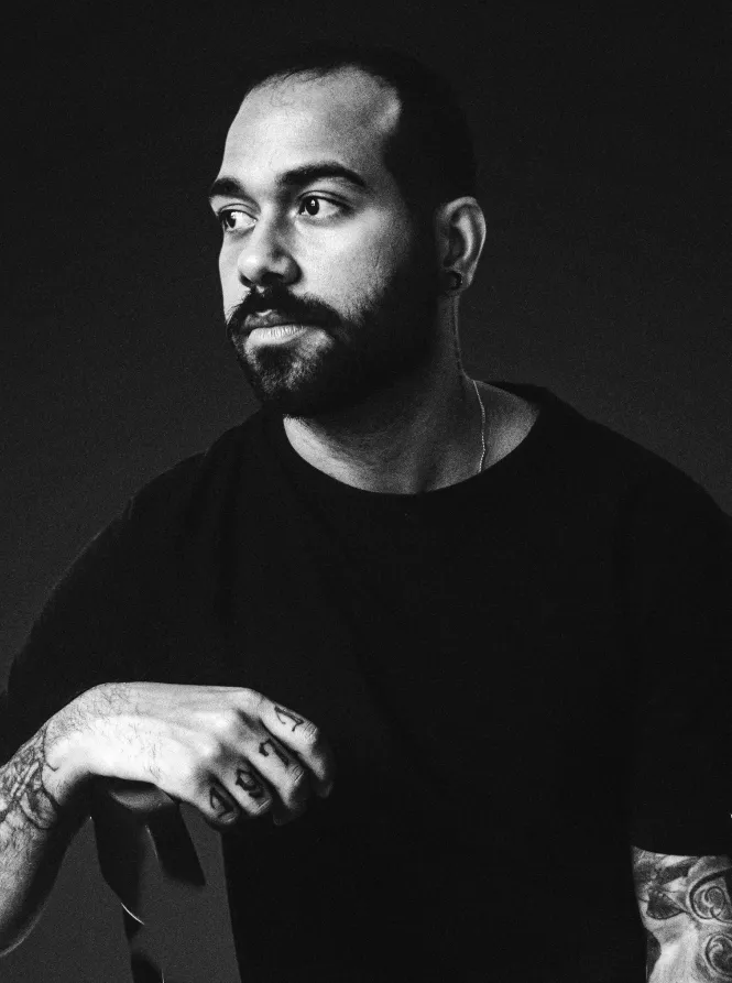 Retrato de Iago Oliveira em preto e branco